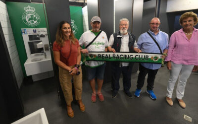 Miembros de la AOC visitan los baños para ostomizados en los Campos de Sport de El Sardinero