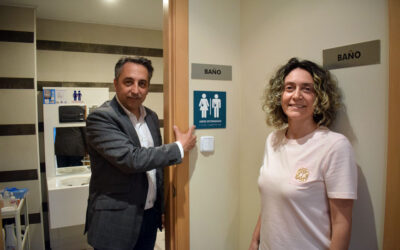 Nuevos aseos adaptados para personas ostomizadas en locales municipales de Piélagos