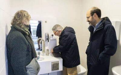 Torrelavega amplía la red de aseos adaptados para personas ostomizadas con un nuevo baño en el aparcamiento de La Carmencita